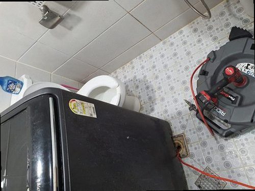 세종시 전의면 하수구막힘 배수구 주변의 물 고임과 배관 상태를 확인하는 모습